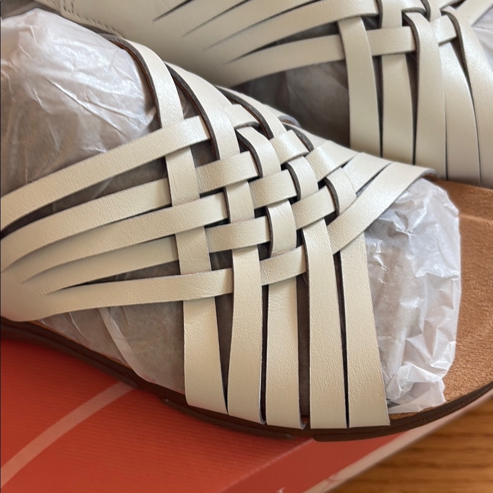 Easy Spirit White Woven Sandals - Picture 3 of 5